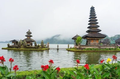 Entdecken sie balis ulun danu beratan tempel, taman ayun, handara gate und tanah lot bei einer privaten tagestour mit mittagessen und lokalen einblicken inklusive.