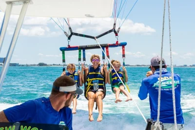 Erlebe den nervenkitzel beim parasailing über madeira beach, florida. inklusive sicherheitsausrüstung, erfahrenem team und optionalen gopro-fotos. rollstuhlgerecht und familienfreundlich.