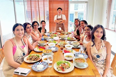 Aprende a cocinar comida tailandesa en phuket. visita un mercado local, prueba bocados típicos y disfruta de una clase práctica de cocina con guía experta. experiencia en grupo reducido.