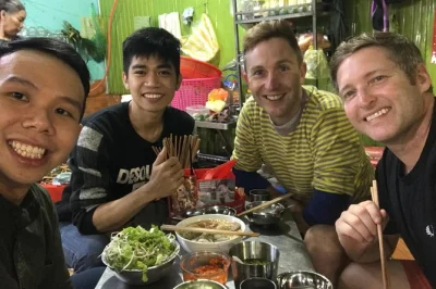 Explora la auténtica comida callejera de hue con un guía local. prueba bun bo, banh beo y com hen mientras recorres la vibrante vida nocturna de la ciudad.