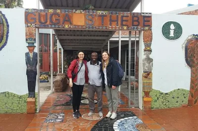Vive el arte, la cultura y la historia del township de langa. visita el museo del distrito 6, guga's thebe y el museo del apartheid con un guía local.