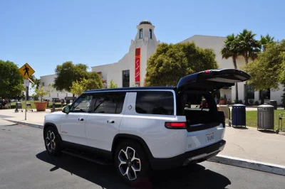 Buchen sie eine private santa barbara wein-tour mit besuchen bei 3 weingütern, einem gourmet-mittagessen und hin- und rückfahrt. entdecken sie die weinrouten von lompoc, solvang oder santa ynez.