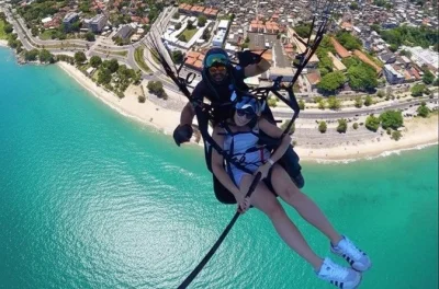 Vivez la sensation du vent à niteroi avec un vol en parapente en tandem, guidé par des locaux. vidéo montée, photos incluses, accès facile en fauteuil roulant. réservez par sms.