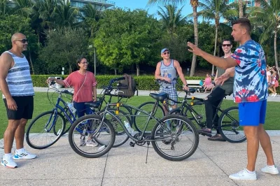Scopri miami beach in bici tra hotel art deco, storie locali sorprendenti e location di film famosi con guida storica in piccoli gruppi.