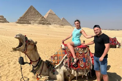 Descubre el cairo en un tour de un día desde hurghada: visita las pirámides de giza, explora el museo egipcio con guía y disfruta de un almuerzo típico. incluye recogida en hotel.