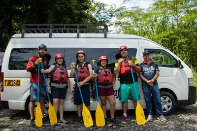 Rafting di livello 2-3 sul fiume sarapiquí, transfer da la fortuna a san josé, pranzo tipico e incontri con la natura. prenota ora la tua avventura in costa rica!