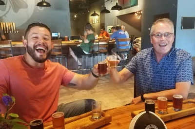 Inizia la tua serata a st. augustine con un tour tra i bar locali: assaggia birre artigianali, esplora strade secolari e ascolta storie con una guida. include cibo e bevande.