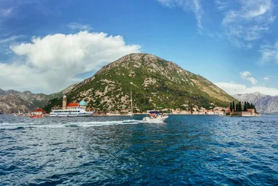 Abfahrt in herceg novi, entspannte bootstour durch die kotor bucht mit stopps in perast, der altstadt von kotor und der kirche gospa od Škrpjela. flexible zeiten und lokaler guide inklusive.