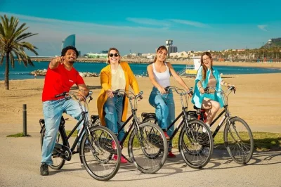 Sinta a energia de barcelona em um tour guiado de bike—veja a sagrada família, pedale pela praia da barceloneta e descubra bairros vibrantes. bicicleta e água inclusos.