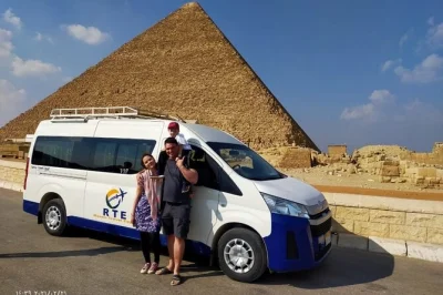 Desde hurghada, un guía local te recibe y te lleva en coche privado con aire acondicionado hasta marsa alam o el quseer, con refrescos incluidos.