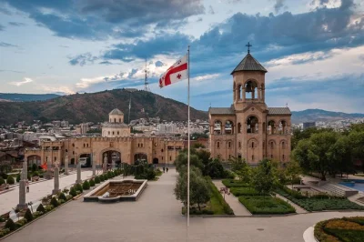 Descubra o melhor da geórgia em um tour privado. conheça a cidade velha de tbilisi, as montanhas de kazbegi, mtskheta ou a região vinícola de kakheti com transfers e guia local.