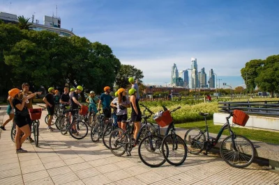 Descubre buenos aires en bici con guía local: san telmo, caminito y puerto madero. incluye bici, casco, agua y guía experto.