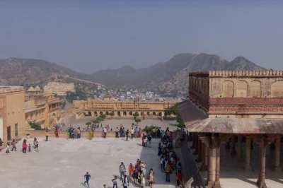 Entdecke jaipur an einem tag – amber fort, hawa mahal, city palace, jantar mantar & bapu bazaar. privater guide, klimatisiertes auto, optional mittagessen. jetzt pink city tour buchen.