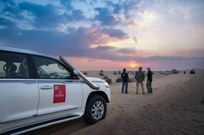 Vivi l’emozione delle dune rosse di dubai in un 4x4 privato, prova il sandboarding, cavalca un cammello e gusta una cena bbq con spettacoli dal vivo. include il pick-up in hotel.