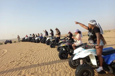 Vive la emoción de conducir un quad en el desierto de dubai, prueba el sandboarding, monta en camello y disfruta de la recogida en tu hotel. aventura en grupo pequeño con guía local.