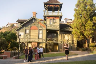 Explore old town san diego com um guia local, provando tequila e tacos enquanto conhece histórias do whaley house e do cemitério el campo santo.