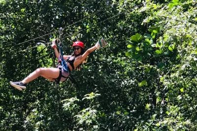 Vivi l’emozione della zip line, guida un atv tra i paesini della costa rica e avvista scimmie vicino a flamingo beach—attrezzatura e guida locale inclusi, con comodi punti di raccolta.
