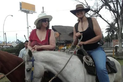 Passeggiata privata a cavallo vicino a bogotá con pick-up in hotel, guida locale e visita alle cascate di tequendama. scopri il lato selvaggio della colombia a solo 2 ore di distanza.
