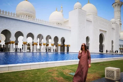 Descubre la gran mezquita de abu dhabi, recorre qasr al watan y pasea por el pueblo heritage en un tour guiado con entradas y recogida incluidas.