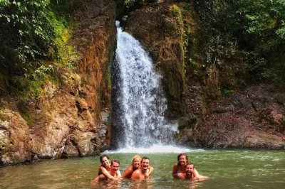 Découvrez le costa rica en quad à travers collines et forêts, nagez sous une cascade en pleine jungle et savourez des encas locaux à el tigre—visite guidée avec arrêts flexibles.