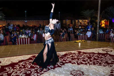 Vivi l’emozione del deserto di dubai con guida tra le dune, giro in cammello, sandboarding e spettacoli dal vivo—cena araba a buffet e trasferimento inclusi.