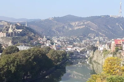 Erkunden sie tiflis zu fuß – besuchen sie die festung narikala, die metekhi-kirche und die berühmten schwefelbäder. entdecken sie verborgene ecken mit einem einheimischen guide.