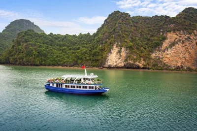 Crucero de día completo por la bahía de halong y lan ha desde hanoi. incluye kayak, baño, almuerzo de mariscos y una ruta única y tranquila. reserva tu aventura auténtica en la bahía.