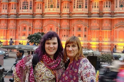 Erkunden sie jaipurs pink city zu fuß mit einem lokalen guide. besuchen sie hawa mahal, bapu bazaar, johari bazaar und mehr. inklusive rikschafahrt & erfrischungen.