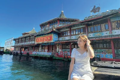 Découvrez le port d’aberdeen à hong kong à bord d’un bateau en teck, passez devant le célèbre restaurant flottant tai pak, visitez un vrai musée de houseboats et savourez des nouilles sampan