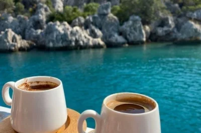 Erlebe istanbul bei einer entspannten bosporus-fahrt – vorbei an historischen palästen, ufervillen und frisch gebrühtem türkischem kaffee an bord. mit guide und süßen leckereien.