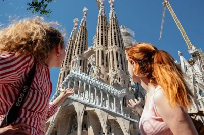 Barcelona entdecken: private gaudí-tour zu sagrada família & casa batlló mit spannenden insider-geschichten von einem lokalen guide.