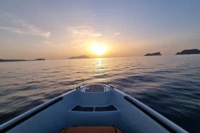 Scopri la crociera privata al tramonto a milos verso il villaggio di klima. gusta vino, snack e l’atmosfera locale a bordo di uno yacht saxdor, ideale per coppie e piccoli gruppi.