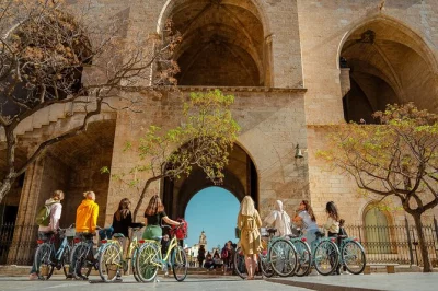 Scopri valencia in bici con guida: visita la città delle arti e delle scienze, assaggia l’horchata al mercato centrale e pedala nei giardini del turia. include guida e bevande.