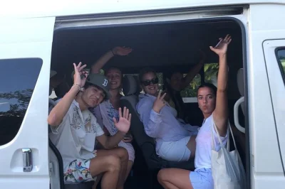 Nach der landung in cancun wartet dein fahrer schon auf dich. genieße eine private fahrt im van direkt nach playa del carmen, puerto aventuras oder zur fähre – ohne umwege, entspannt und stressfre