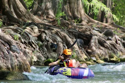 Esplora i fiumi nascosti e i canyon della sierra gorda in un’avventura di 2 giorni con tubing, trekking e cucina locale. partenze da querétaro o san miguel.