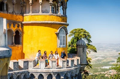 Explore os palácios de sintra, prove a ginja em Óbidos e sinta o vento no cabo da roca neste tour de 2 dias saindo de lisboa com transporte e guia local.