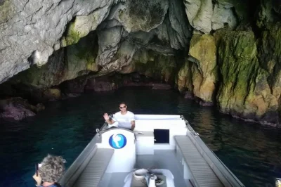 Siracusa, ortigia e grutas marinhas: passeio de barco tranquilo com paradas para snorkel nas águas cristalinas. guia local e ponto de encontro fácil incluídos.
