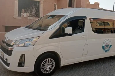 Buchen sie einen privaten flughafentransfer vom flughafen kairo zu ihrem hotel in kairo oder gizeh. meet & greet, festpreise, moderne fahrzeuge und insider-tipps vom fahrer für eine entspannte ankunf