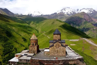 Descubra a geórgia em 4 dias saindo de tbilisi. visite kazbegi, sighnaghi, mosteiro de bodbe, prove vinhos de kakheti e relaxe nos banhos de enxofre. transfers privados incluídos.