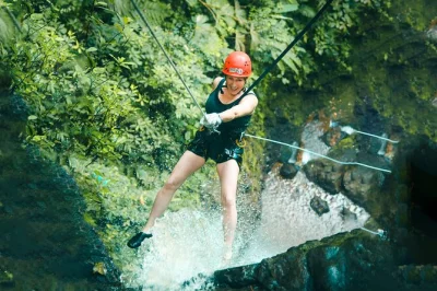 Vivi l’emozione del canyoning nel lost canyon vicino al vulcano arenal in costa rica: discendi cascate, esplora sentieri nella foresta pluviale e gusta un pranzo fresco. incluso il trasferimento dal