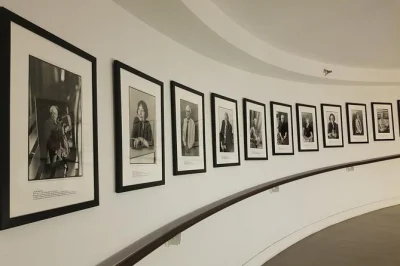 Reserve sua entrada geral para o museu da tolerância em la. explore exposições sobre o holocausto, anne frank e o laboratório social. acessível para cadeirantes. entrada imediata.