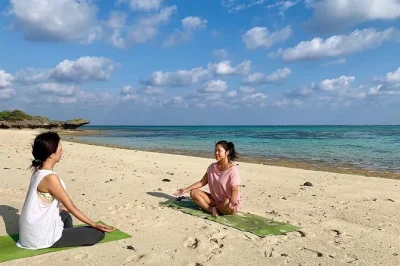 Inizia la giornata con una dolce sessione di yoga sulla spiaggia di shiraho a ishigaki. gruppo ristretto, adatto ai principianti, vista sull’alba, tappetini inclusi. prenota subito il tuo posto.