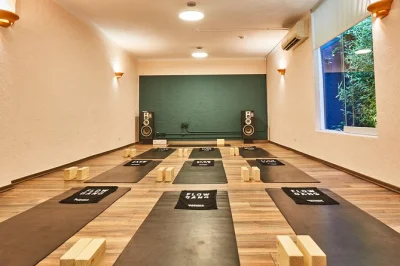Únete a una clase de yoga en miraflores, lima. fluye con ashtanga, vinyasa y krama-vinyasa bajo la guía de expertos. colchonetas incluidas. todos los niveles son bienvenidos.