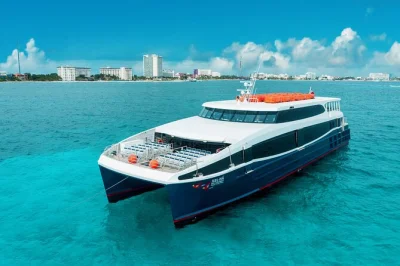 Embarque no ferry xcaret de cancún para isla mujeres com wifi, área para pets e acesso à torre escénica. passagens flexíveis e saídas a cada hora.