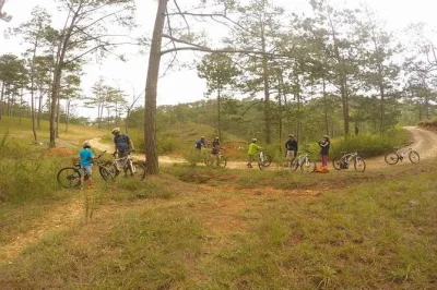 Pedala tra le colline, i boschi e i campi di dalat con un tour guidato in mountain bike. include bici, pranzo e acqua. percorso impegnativo per viaggiatori attivi.