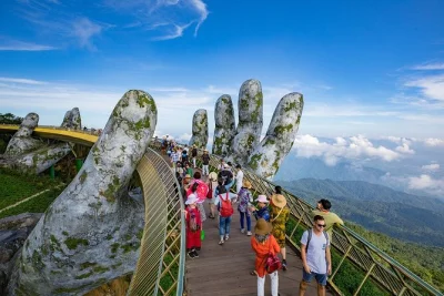 Veja a névoa envolvendo a golden bridge, viaje no teleférico de ba na hills e explore uma vila francesa temática — inclui traslado, almoço buffet e guia.