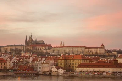 Camina por el puente de carlos, explora malá strana y recorre el castillo de praga con un guía local. incluye billetes de tranvía. descubre los principales atractivos de praga en un solo día.