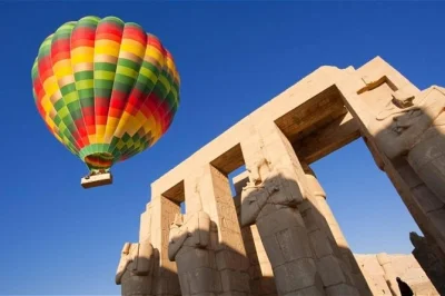 Erleben sie eine heißluftballonfahrt bei sonnenaufgang über luxor, Ägypten. bewundern sie tempel und den nil aus der vogelperspektive. inklusive hotelabholung, erfahrene guides und live-kommentar.