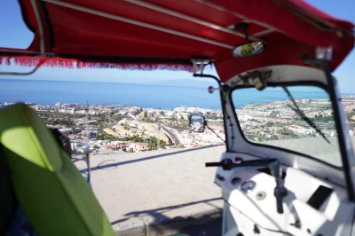 Scopri la storia vulcanica di costa adeje con un tour in tuk tuk fino alla caldera del rey, accompagnato da una guida locale e viste sulle piantagioni di banane. include il pick-up.