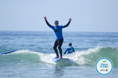 Sinta o atlântico na costa da caparica com aula de surf, roupa de neoprene e prancha inclusas, além de transporte saindo de lisboa. grupos pequenos, instrutor local e fotos profissionais.